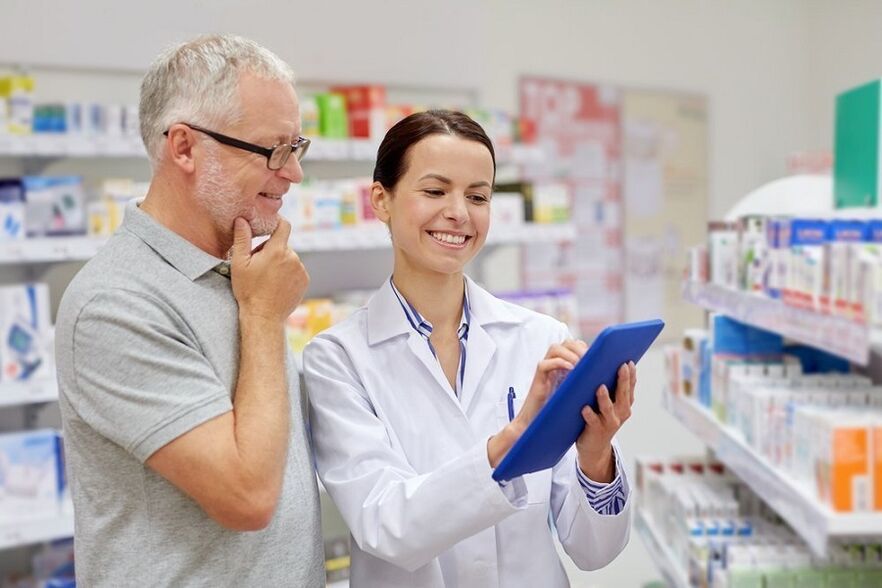 O médico prescribe un medicamento para parasitos a un home